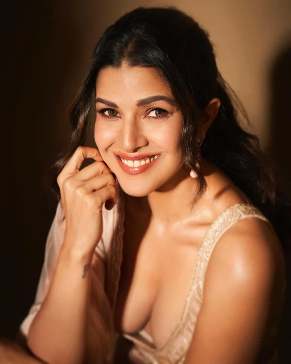 Nimrat Kaur cleavage tiny blouse lehanga hot indian actress