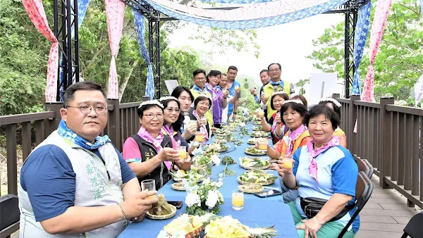 ▲桐花祭美好彰化幸福桐遊亮點之一「桐聚道」美食饗宴，由彰化在地青年結合桐花盛開，並利用在地食材來呈現美味餐點。（彰化縣政府提供）