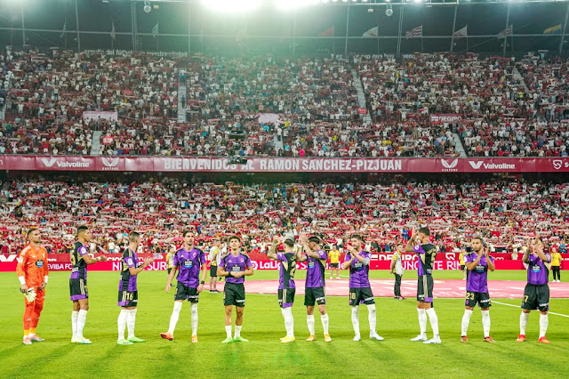 REAL VALLADOLID C. F. Temporada 2022-23. Asenjo, El Yamiq, Sergi Guardiola, Kike Pérez, Aguado, Iván Sánchez, Luis Pérez, Escudero, Javi Sánchez, Anuar, Roque Mesa. Los jugadores del Valladolid saludan a la afición. SEVILLA F. C. 1 🆚 REAL VALLADOLID C. F. 1 Viernes 19/08/2022: 22:00 horas. Campeonato de Liga de 1ª División, jornada 2. Sevilla, España, Estadio Ramón Sánchez Pizjuán:33.991 espectadores. GOLES: ⚽0-1: 80’, Anuar. ⚽1-1: 86’, Rekik.