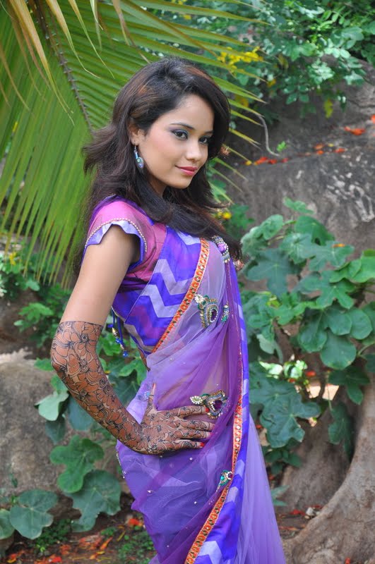 neha model saree unseen pics