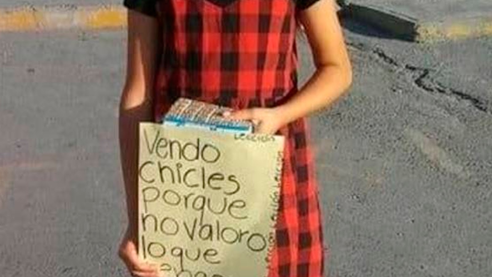 Exhibe a su hija vendiendo chicles para darle una "lección de vida"