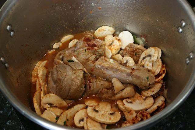Preparación de estofado de cordero con champiñones