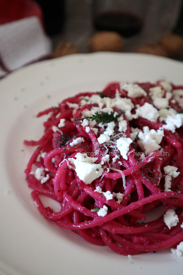 Spaghetti con purea di barbabietola, semi di papavero e ricotta infornata