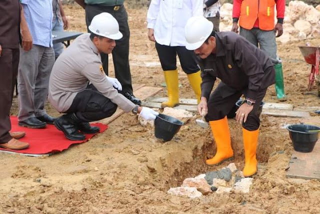 Hadiri Peletakan Batu Permata Pembangunan Kejari, Ketua DPRD : Gedung Lama Memprihatinkan