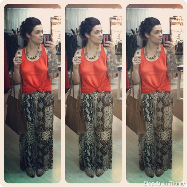 look calça pantalona animal print,  regata laranja e bolsa marrom CARMIM