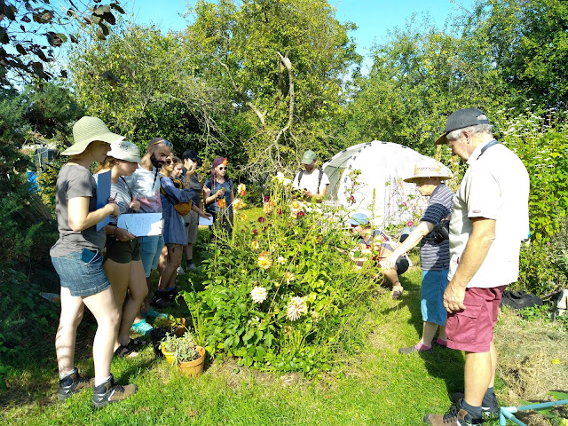 Visite du jardin par des étudiants en maraîchage bio