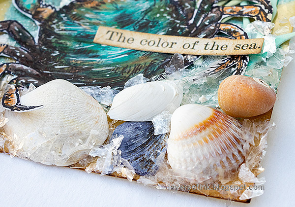 Layers of ink - At the sea tag tutorial by Anna-Karin Evaldsson. Add shells and mica flakes.