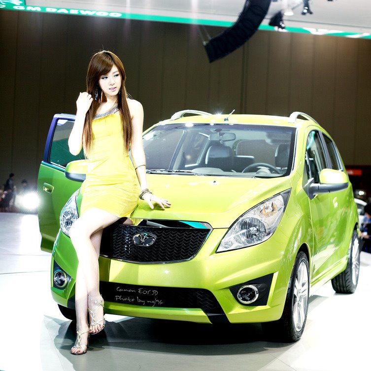 Hwang Mi Hee 2009 Seoul Moto Show Green Dress Posted by admin at 732 AM