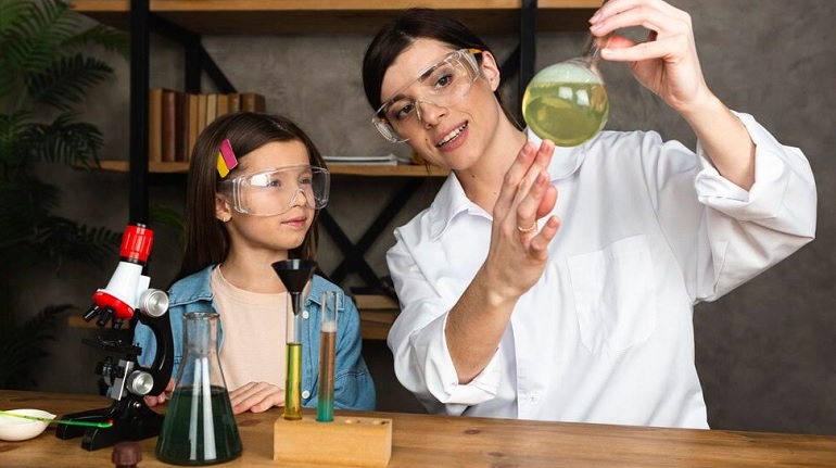 Día de la Madre: ¿Cómo fomentar la curiosidad y pasión por la ciencia en nuestros hijos?