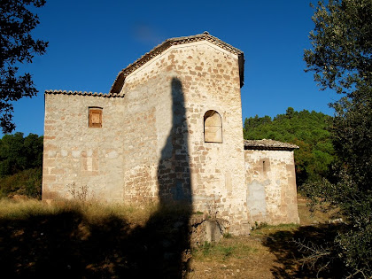 L'església de Santa Maria de Merola amb l'ombra de la Torre en el seu absis