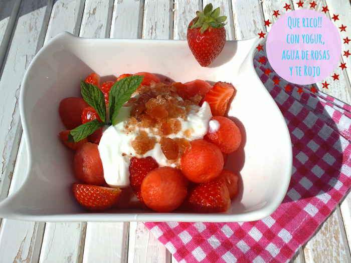 Fresas y sandia con yogur y escarcha de te rojo