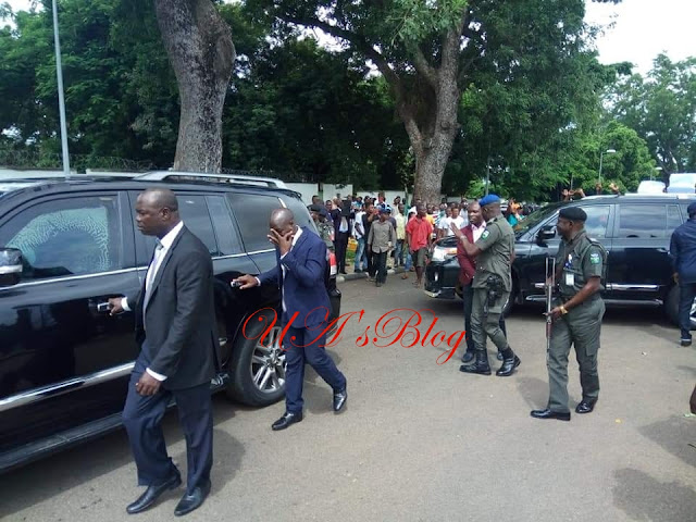 BREAKING: Angry youths stop Ortom’s convoy in Benue, insist he must not see Buhari, APC leaders [PHOTOS]