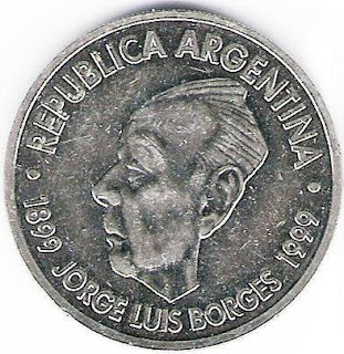 Foto de una moneda con el rostro de Jorge Luis Borges