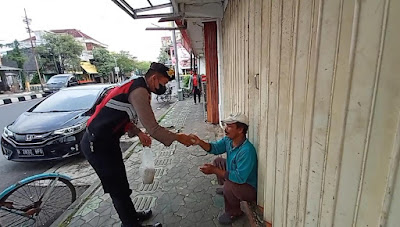 Jumat Berkah, Samapta Sidoarjo Bagikan Nasi Bungkus