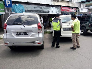  Ini Kok Bisa Sama Plat Mobil-nya, Pak Polisi Sampe Bingung Tuh..