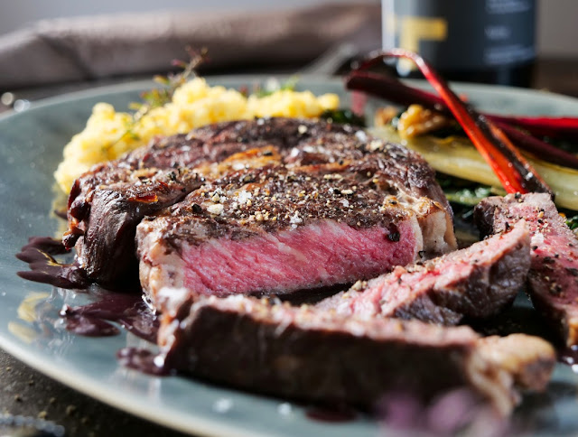 Entrecôte mit zweierlei Mangoldgemüse und Polenta