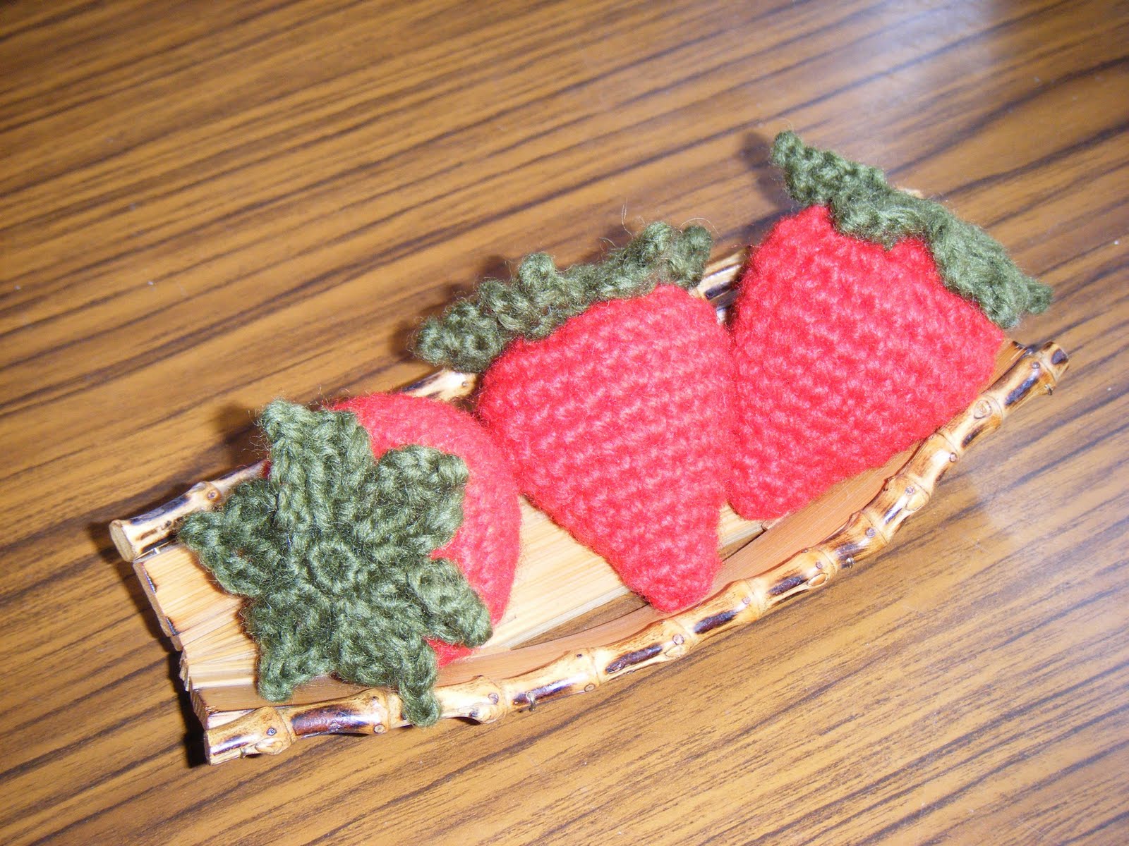 Free craft patterns!: Crocheted strawberry