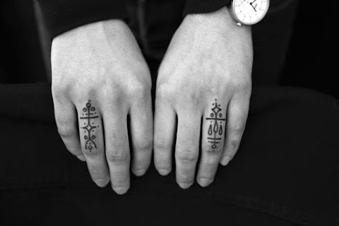 10 Romantic Wedding Ring Tattoo Ideas