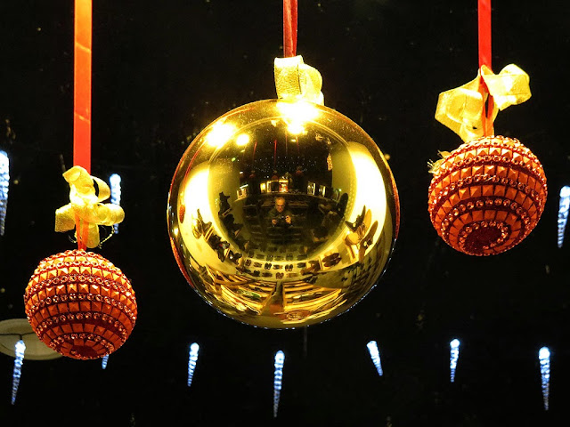 Self-portrait with baubles, shop window in via Ricasoli, Livorno