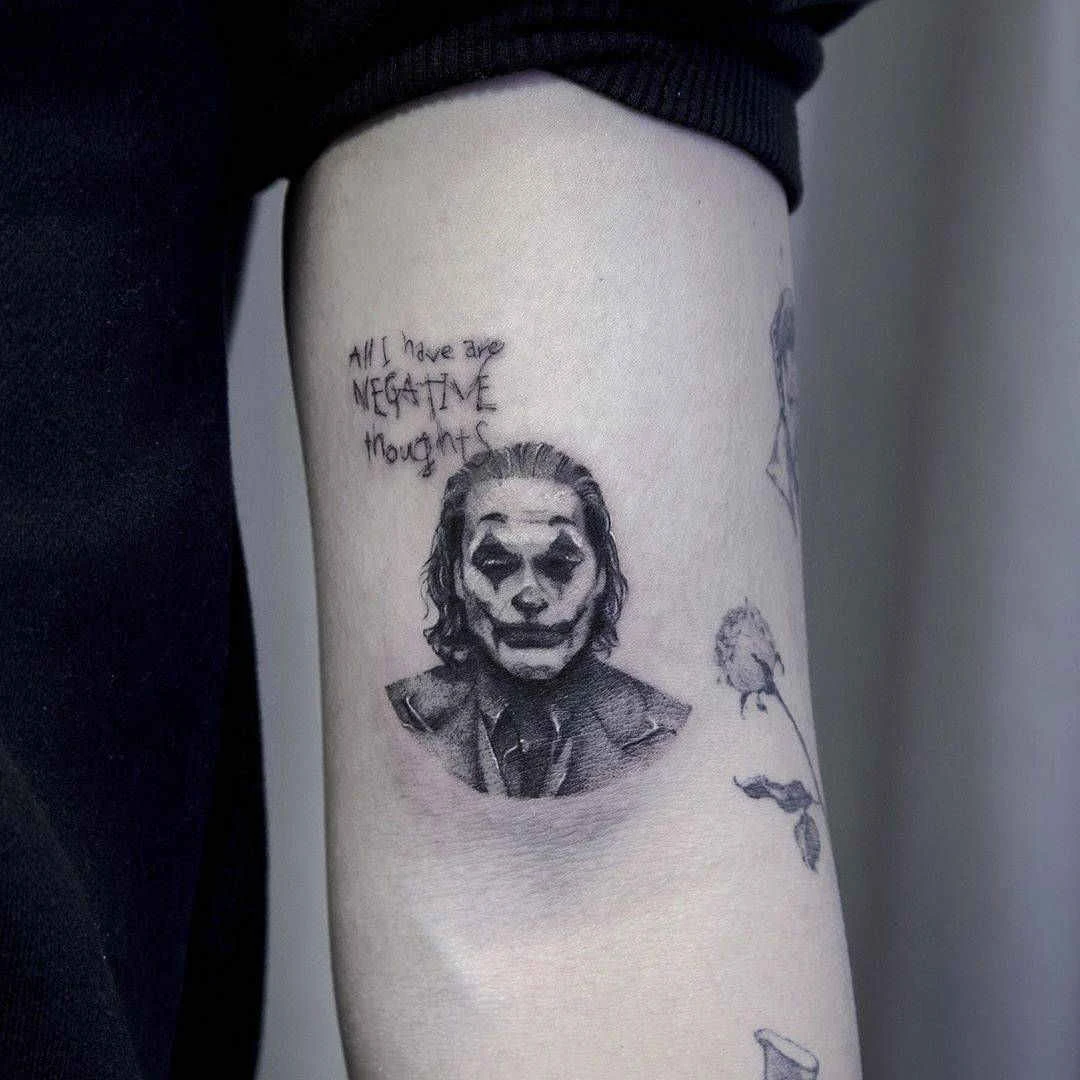 Foto de un tatuaje de  Joaquin Phoenix caracterizado como el Joker