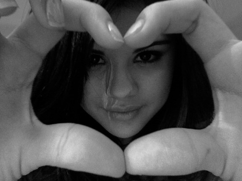 selena gomez twitter pics. Selena Gomez has left a great