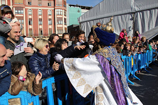 Cientos de personas dan la bienvenida a los Reyes