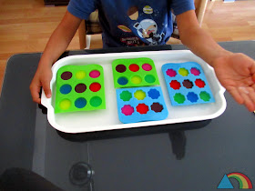 Bandeja con cubiteras rellenas de témperas de colores rebajadas con agua