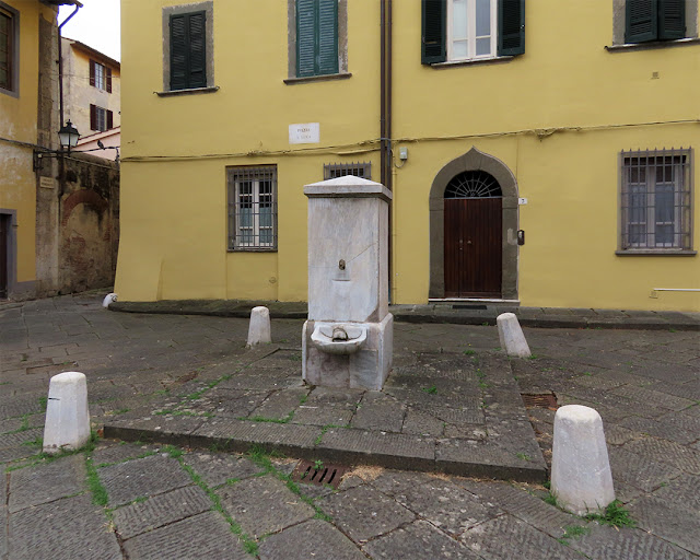Marble fountain, originally in Piazza della Fontina, Piazza San Luca, Pisa