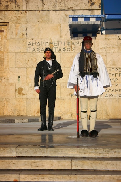 Δέος και συγκίνηση στην αλλαγή με τους Πόντιους Εύζωνες στο Σύνταγμα (Φωτογραφίες)