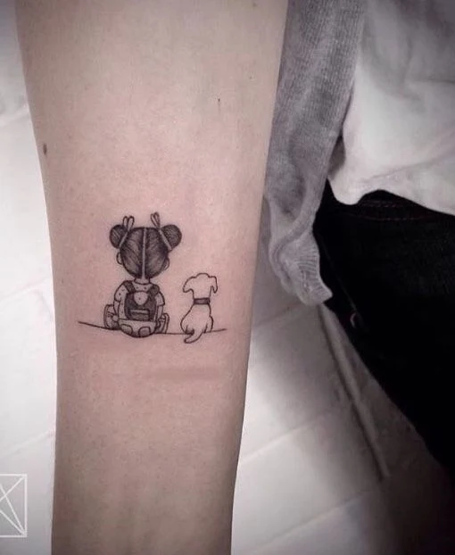 Tatuaje de una niña junto a su perrito