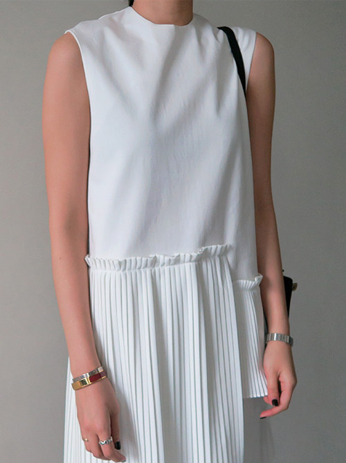  Asymmetrical Pleat Detailed Sleeveless Dress