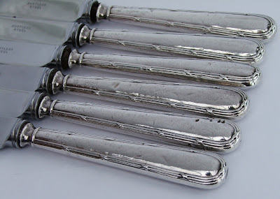 Set six sterling silver handled tea knives in silk & velvet lined case, 1926