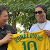 Bertemu Ronaldinho, Airlangga Dapat Jersey Timnas Brazil Warna Kuning