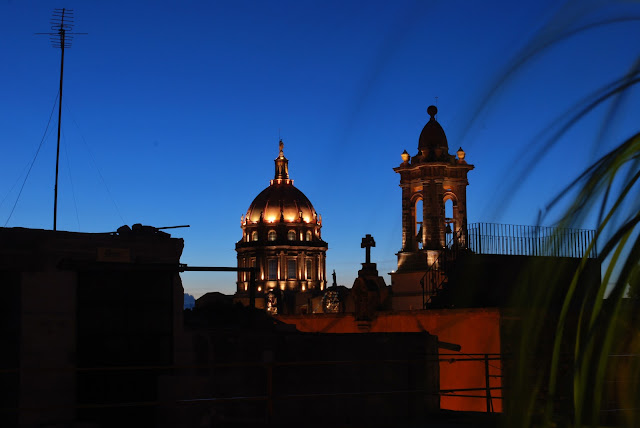 Vista nocturna de una iglesia en San Miguel de Allende.