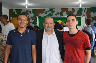 Homenageados, os atiradores Brian de Souza e Rômulo Ferreira com o prefeito Márcio Catão