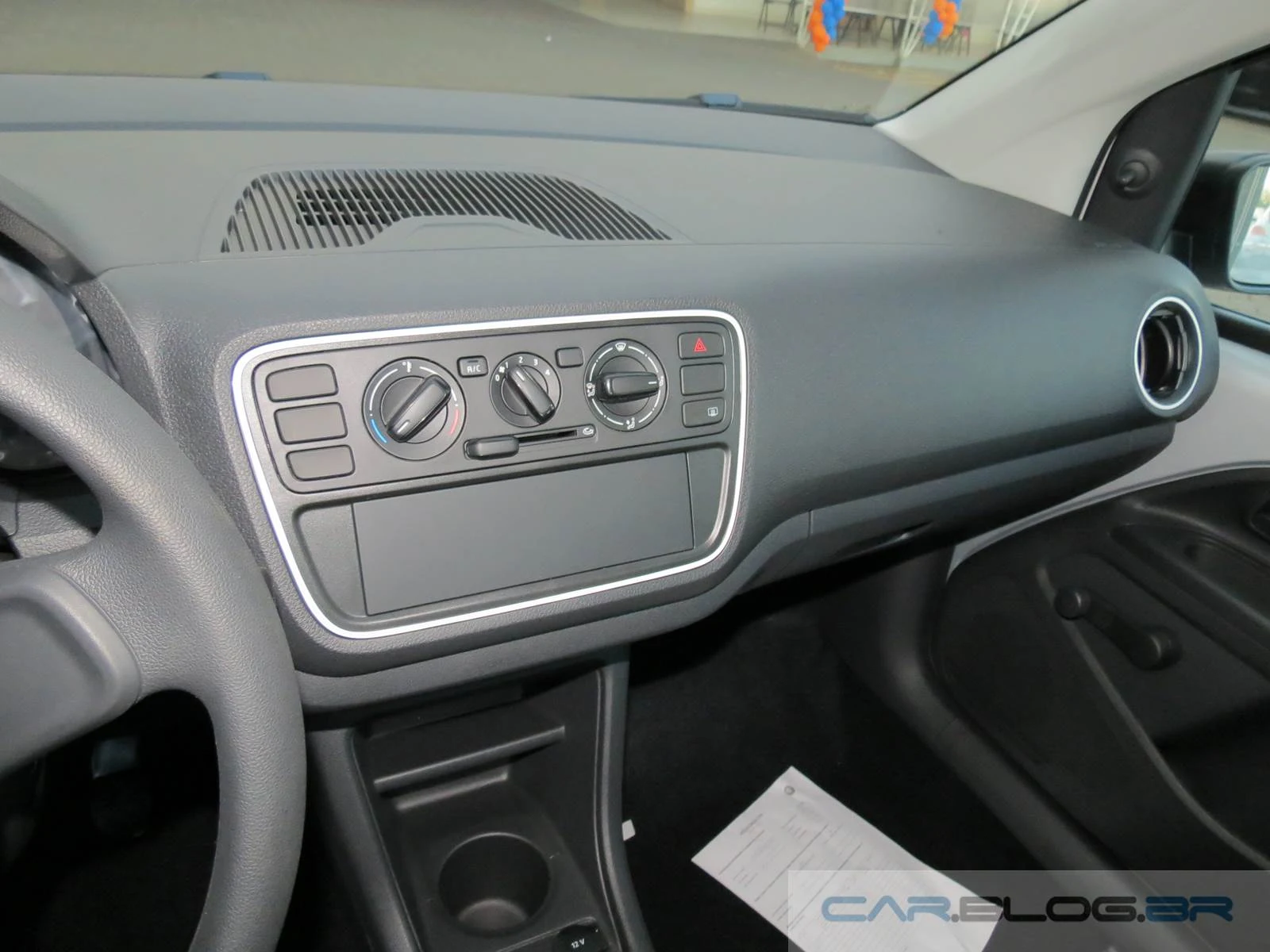 Volkswagen up! completo - Prata Sirius - interior 