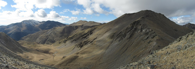 Olla de Núria-Puigmal-Pic de Segre-Pic Finestrelles-Pic d'Eina-Pic Noufonts-Pic Noucreus, vistes del Puigmal i Noufonts