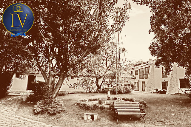 foto sepia del molino y la silla con camino