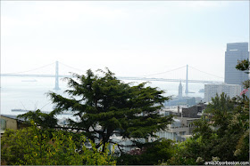 Vistas desde el Exterior de la Torre Coit del Puente de la Bahía de San Francisco