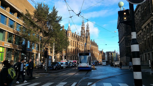 Tranvía 2 de Amsterdam en la Plaza Dam