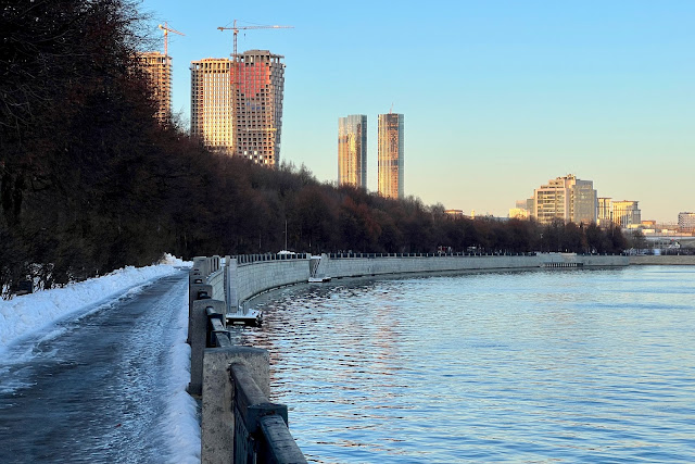 Воробьёвы горы, Воробьёвская набережная, Москва-река, строящийся жилой комплекс Hide, строящийся жилой комплекс Capital Towers