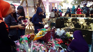 Wisuda Unitri, Penuh Bunga