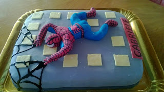 torta di spiderman sul grattacielo