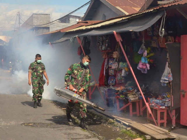 Cegah Demam Berdarah, Satgas Yonif Kabaresi Lakukan Fogging di Tobelo