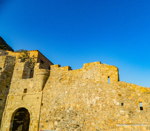 Entrada da vila medieval de Monemvasia na Grécia