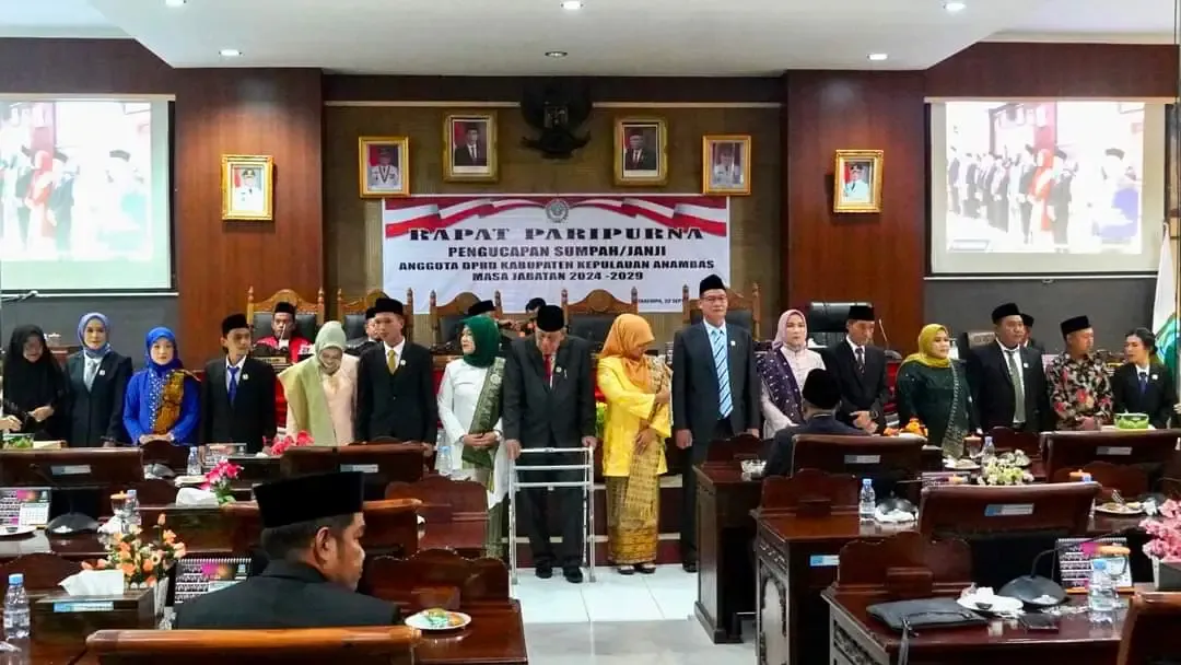Tampak para Anggota DPRD Kabupaten Kepulauan Anambas didampingi masing-masing bagi ayang sudah ada pasangan.