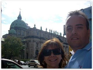 Con Moni frente la Catedral María Reina del Mundo en el centro