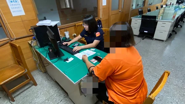 ▲一名連姓女子要投資飲料店面急需臨櫃匯款，台中銀行北斗分行行員察覺有異，疑似女子遭受詐騙，通報彰化縣警察局北斗分局北斗派出所，員警到場詳細詢問，得知又是假投資的詐騙手法，並成功防阻詐騙案件發生。（記者林明佑翻攝）