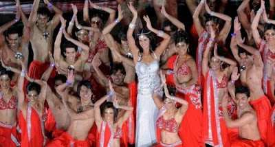 Bollywood dazzling beauty Katrina Kaif performed to the Oscar winning number “Jai Ho” along with a troupe of dancers.