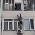 Bêbado faz pegadinha e empurra homem de janela do sexto andar